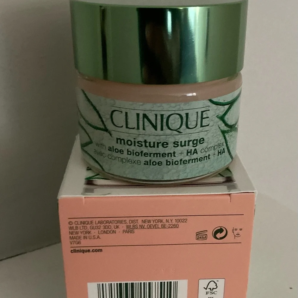 Clinique Moisture Surge 100h Auto
Replenishing Hydrator 1.7oz
Limited Edition - Picture 6 of 8